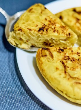 Tipik bir İspanyol yemeği, patates ve soğanlı omlet için seçici yaklaşım. Akdeniz diyetinin sağlıklı yemekleri kavramı daha sağlıklı bir yaşam arayışında..