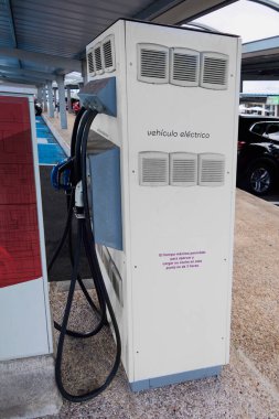 Halka açık bir otoparkta elektrikli araçlar için şarj istasyonu. Sürdürülebilir bir kaynak olarak alternatif enerji yoluyla CO2 emisyonlarını azaltarak doğa koruma kavramı.