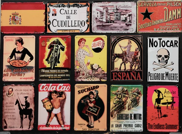 스페인 골동품 물품들이 금속판 광고의 수집하는 브랜드들의 세월을 오늘날까지 — 스톡 사진