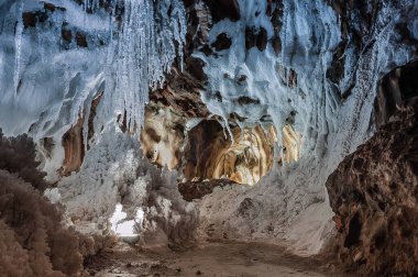 Cardona 'nın Tuz Dağı Kültür Parkı, İspanya 1990 yılına kadar Avrupa' nın en önemli tuz madenlerinden biriydi. Dikitler ve sodyum, potasyum ve magnezyumun çeşitli tuz dikişleri.