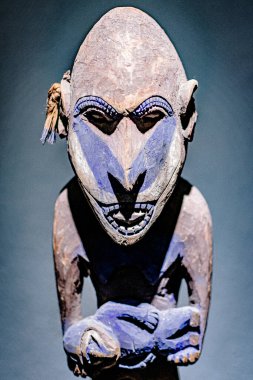 Eski Afrika kabilelerinin çok detaylı ve ayrıntılı izole edilmiş kabile maskeleri..