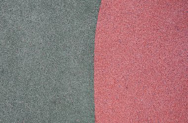 Yeşil ve kırmızı çakıl taşlarının dokusu. Park ya da oyun parkı döşeme malzemesi. tamamlayıcı renkler.