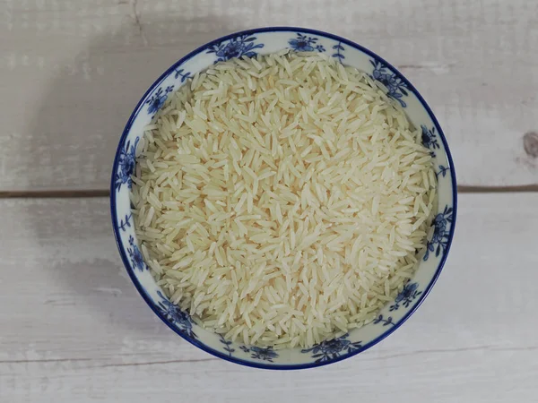 Riso Basmati Lungo Una Ciotola Blu Fondo Legno Bianco Vista — Foto Stock