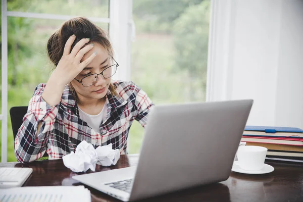 Woman Sitting His Face Unsettled Computer Desk She Has Headaches — Foto de Stock