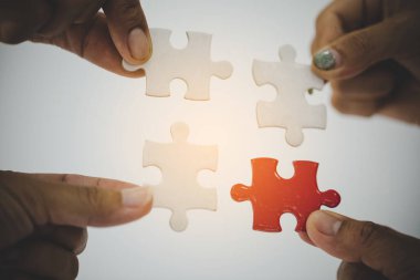 Bir grup iş adamı yapboz yapıyor ve takım desteği ve konsepti temsil ediyor.