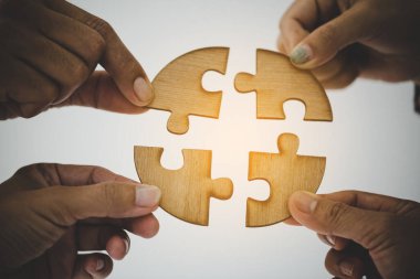 Bir grup iş adamı yapboz yapıyor ve takım desteği ve konsepti temsil ediyor.