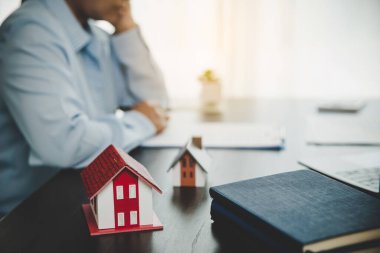 Emlak komisyoncusu, ev kredisi teklifi ve konut sigortası için imza anlaşması, ev modeli gibi konularda müşterilere danışmanlık ve sunum yapar..