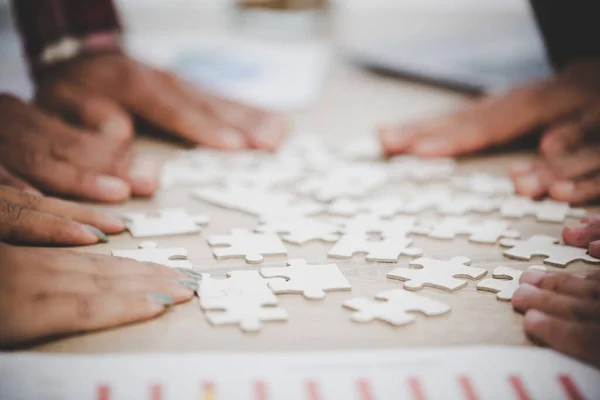 Geschäftsleute Und Puzzle Auf Holztisch Teamwork Konzept — Stockfoto