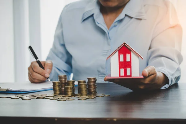 House Model Stack Coins Business Hand Planning Savings Money Coins — Stockfoto