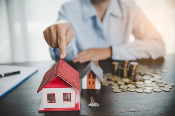 House Model Stack Coins Business Hand Planning Savings Money Coins — Stockfoto