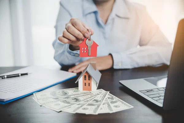 Real Estate Agent Offer Hand Holding House Model Key Customer — Stock fotografie