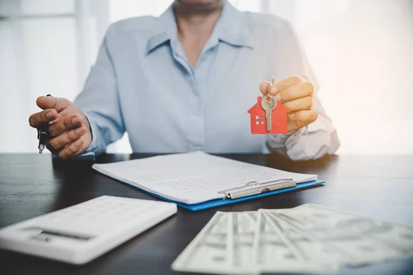 Real Estate Agent Offer Hand Holding House Model Key Customer — Stock fotografie