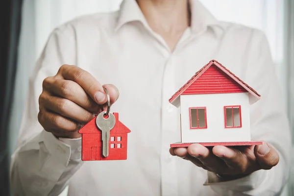 Real Estate Agent Offer Hand Holding House Model Key Customer — Φωτογραφία Αρχείου