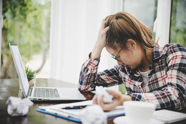 Werken Bij Bureau Voor Laptop Lijdt Aan Chronische Dagelijkse Hoofdpijn — Stockfoto