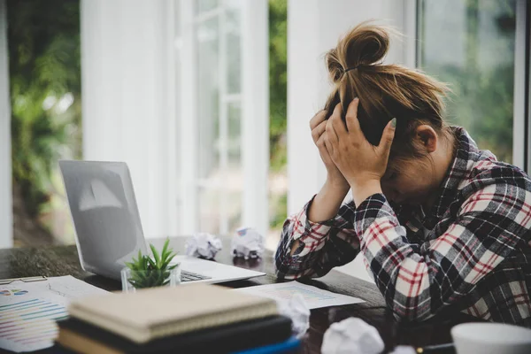 Woman Sitting His Face Unsettled Computer Desk She Has Headaches — Stockfoto