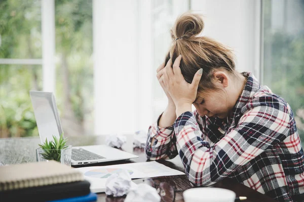 Woman Sitting His Face Unsettled Computer Desk She Has Headaches — Stockfoto