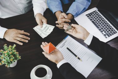 Emlakçı ev satın alma anlaşmasının şartları hakkında konuştu ve müşteriden sözleşmeyi yasal hale getirmek için belgeleri imzalamasını istedi, ev satışları ve ev sigortası kavramı.