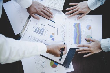 Grafikler üzerinde çalışma ve mali analiz iş arkadaşları rakamlar