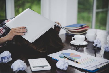 Ofis büro dizüstü atanması bir tıbbi danışmanlık, elektromanyetik radyasyon, hasta ödeme için tedavi online, kronik günlük baş ağrısı, acı önünde çalışan genç sinir bozucu kadın