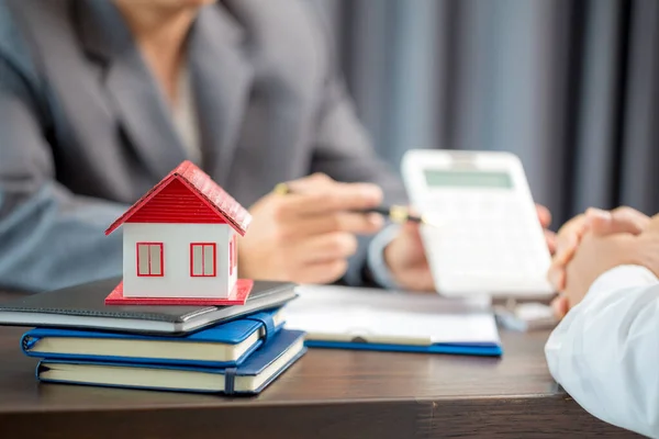 Woman Home Sales Person Checking Documents House Purchase Contract Letting — Φωτογραφία Αρχείου