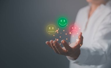 İş dünyası gülümseme duygusunu elinde tutuyor, rütbelerini yükseltiyor ya da en yüksek reytingleri, en iyi değerlendirmeyi ve sıralama fikrini yükseltiyor. Müşteri hizmetleri ve Memnuniyet konsepti..