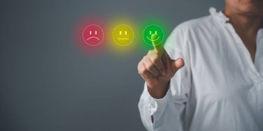 İş adamı, serviste tatmin olmak için gülen surat simgesine dokunuyor. Müşteri hizmetleri ve memnuniyet konsepti, çok etkileyici. Müşteri hizmetleri geri bildirimi.