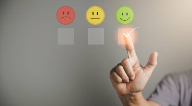 Müşteri hizmetleri ve Memnuniyet konsepti, iş adamı, serviste tatmin olmak için gülen surat simgesine dokunuyor. Reyting çok etkileyici. Müşteri hizmetleri geri bildirimi.