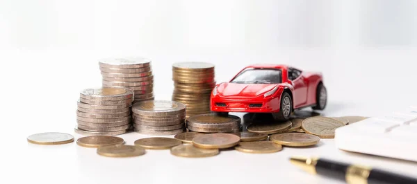 汽车玩具车 背景上有硬币堆栈 规划运输融资费用的管理 汽车保险业务的概念 用税收和贷款来节省汽车销售 — 图库照片