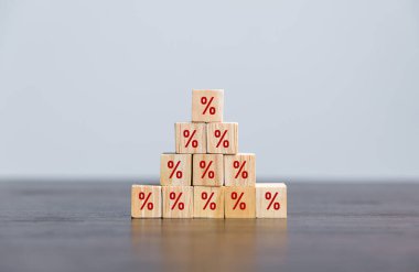 Yüzde sembollü yakın tahta küpleri, işletme faizi, indirimli yatırım, mali büyüme, faiz oranı artışı, satış fiyatı ve vergi artışı, gelecekteki kazanç, piyasa dijital kavramı