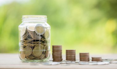 İş yatırımları konsepti için tasarruf. Para, ahşap masanın üzerine yeşil arka planda istiflenmiş. yönetim parası, sigorta varlığı ve zenginlik, vergi muhasebe bütçesi, büyüme kredisi finans, ekonomik.