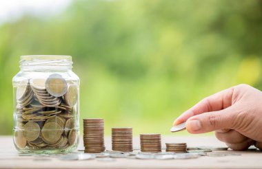 Kadın el ele tutuşmak ya da biriktirmek için para koymak. yönetim parası, sigorta varlığı ve zenginlik, vergi muhasebe bütçesi, büyüme kredisi finans, ekonomi, iş yatırımları konsepti.