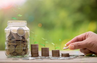 Para basıyorum. Para yığını grafiği ve kumbara tasarruf konsepti. işletme finans ve tasarruf yatırım, para üzerinde büyüyen bitki. Tasarruf ve yatırım dengesi.