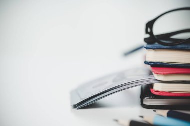 Arka planda para, para, para ve cam kavanoz yığını olan yakın çekim eğitim objesi. Öğrenim için para tasarrufu, öğrenci finans giderleri ve yatırım bütçe kredisi hesaplanması kavramı