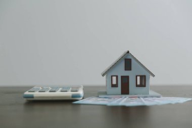 Faiz oranı finansal ve ipotek oranları kavramı. Gayrimenkul, ev ve yaşam için para biriktiriyorum. Kredi başvurusunda bulunmak ve bankalardan kredi vermek.