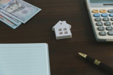 Faiz oranı finansal ve ipotek oranları kavramı. Gayrimenkul, ev ve yaşam için para biriktiriyorum. Kredi başvurusunda bulunmak ve bankalardan kredi vermek.