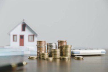 Faiz oranı finansal ve ipotek oranları kavramı. Gayrimenkul, ev ve yaşam için para biriktiriyorum. Kredi başvurusunda bulunmak ve bankalardan kredi vermek.