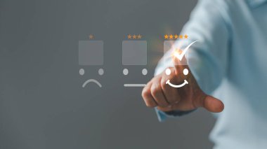 Müşteri hizmetleri ve memnuniyet konsepti, beş yıldızlı tüketici geribildirimi. İş adamları, mutlu gülen yüz ikonuna hizmet vermek için sanal ekrana dokunuyorlar. reyting çok etkileyici..