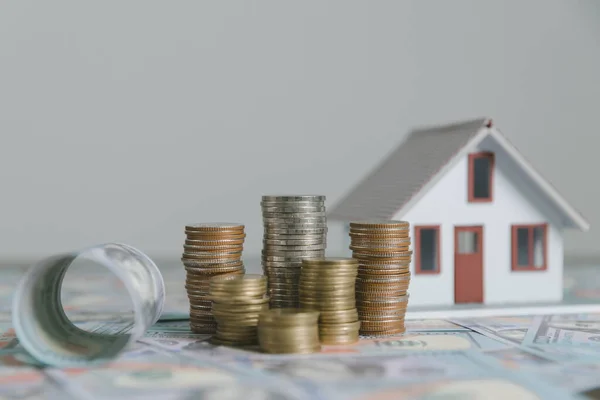 金融和抵押贷款利率概念 为房地产 住宅和生活节约资金 向银行申请贷款和发放贷款 — 图库照片