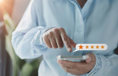 Müşteri hizmetleri ve Memnuniyet kavramı, müşteriler beş yıldızlı bir işletme şirketinin hizmetlerinden, rütbelerini yükseltmekten veya en yüksek reyting, en iyi değerlendirme ve sıralama fikrinden memnun..