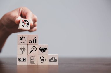 Strateji planı başarılı iş gelir konseptiyle hedef ya da hedef. Oklar ve diyagramlar işlerinin sembolleri tahta küpte mevcuttur. hedef yönetim, başarı girişimi, büyüme pazarlama fikri.