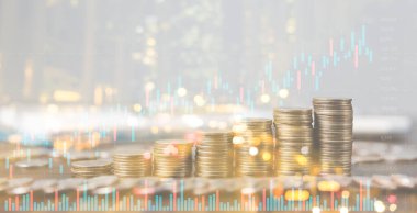 Bankacılık Finans Yatırım Konsepti. Bankanın ya da para ve grafik grafiğinin şehir arkaplanındaki görüntüsü iki katına çıkıyor. Piyasa büyüme istatistikleriyle hesap yönetimi diyagramı. ekonomi datum.