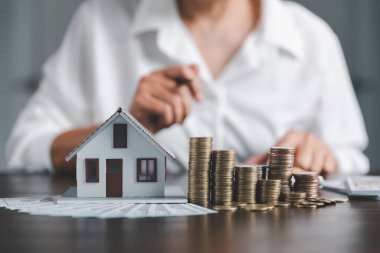 Yatırım evini kredi finansmanı iş konseptiyle kurtarıyorum. Konut emlak işi için yatırım bankacılığı finansmanı. Yatırım kredileri için model evi olan bozuk paralar. Vergiler için nakit..