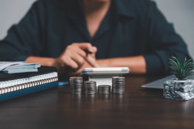Yatırım bankacılığı finans kavramını kurtarıyorum. Masada kumbarası olan bir yığın bozuk para. Kredi ve yatırım iş fikrinin büyümesi. Varlık Yönetimi, Fonlar, Sorumluluklar, Mevduatlar, Gelir, Başarılı.