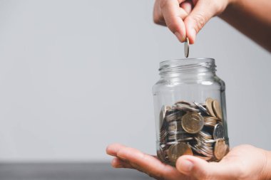 Yatırım bankacılığı finans kavramını kurtarıyorum. Masada kumbarası olan bir yığın bozuk para. Kredi ve yatırım iş fikrinin büyümesi. Varlık Yönetimi, Fonlar, Sorumluluklar, Mevduatlar, Gelir, Başarılı.