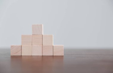 Boş tahta küp ya da arkaplan kullanımı için tahta blok nesnesi. İş eğitimi stratejisinin simge simgesini yerleştirmek için daire ya da kare oyuncaklar. Yaratıcılık için geometri.