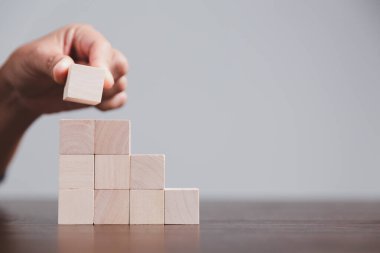 Boş tahta küp ya da arkaplan kullanımı için tahta blok nesnesi. İş eğitimi stratejisinin simge simgesini yerleştirmek için daire ya da kare oyuncaklar. Yaratıcılık için geometri.