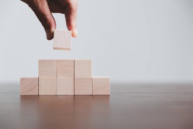 Boş tahta küp ya da arkaplan kullanımı için tahta blok nesnesi. İş eğitimi stratejisinin simge simgesini yerleştirmek için daire ya da kare oyuncaklar. Yaratıcılık için geometri.