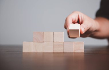 Boş tahta küp ya da arkaplan kullanımı için tahta blok nesnesi. İş eğitimi stratejisinin simge simgesini yerleştirmek için daire ya da kare oyuncaklar. Yaratıcılık için geometri.