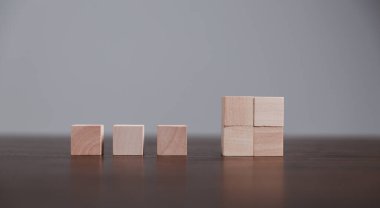 Boş tahta küp ya da arkaplan kullanımı için tahta blok nesnesi. İş eğitimi stratejisinin simge simgesini yerleştirmek için daire ya da kare oyuncaklar. Yaratıcılık için geometri.