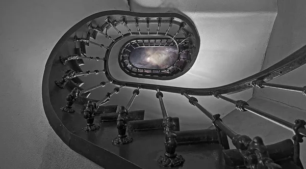 Fekete Fehér Lépcső Csillagokhoz Egy Gyönyörű Színes Galaxishoz — Stock Fotó